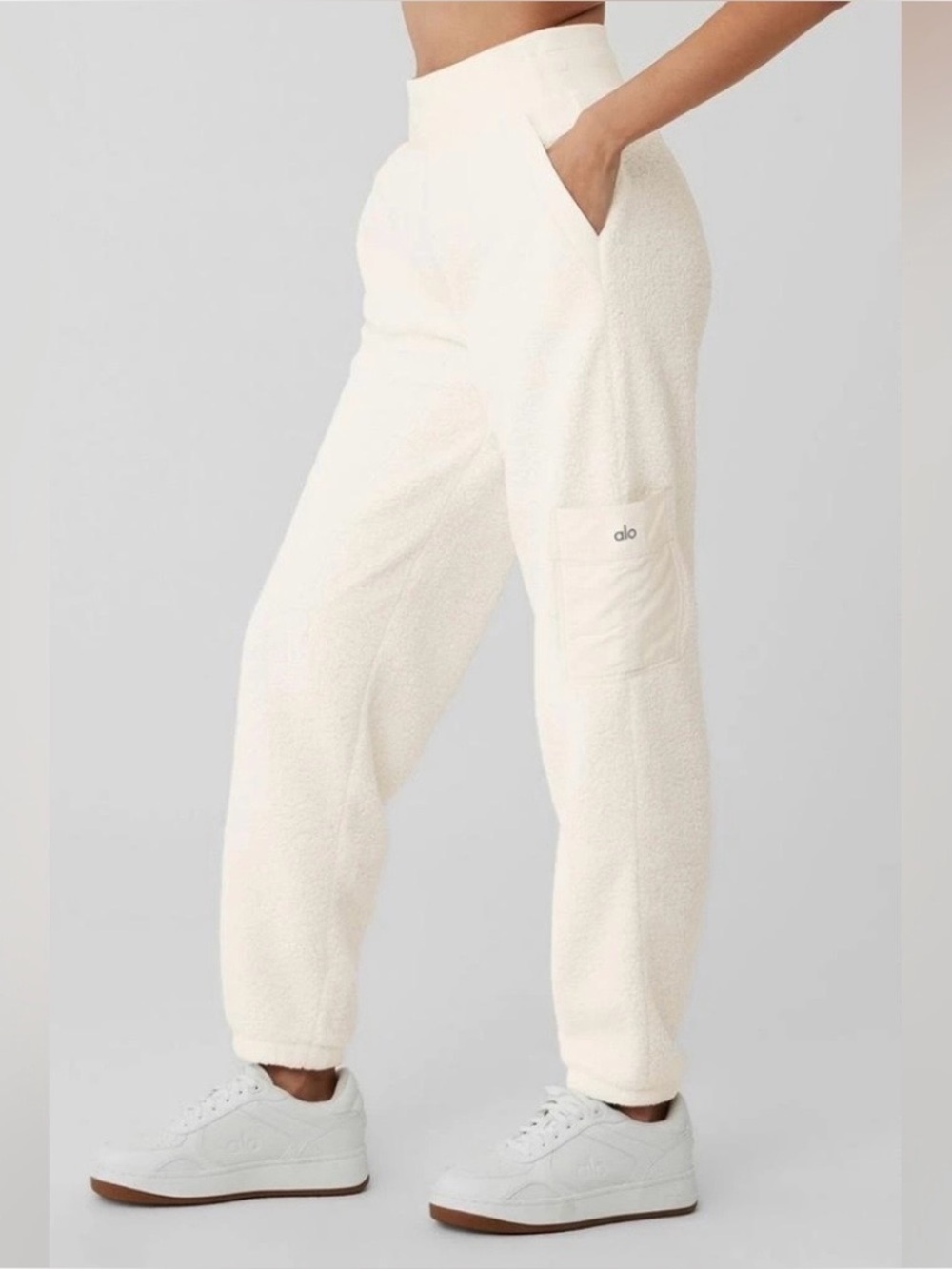 NWT alo yoga Micro Sherpa High Waist Solstice Sweatpant in Ivory size medium - Picture 1 of 8